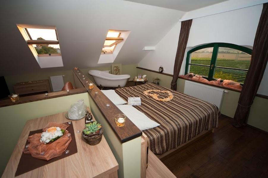 Hotel Vinohrad Milotice Экстерьер фото