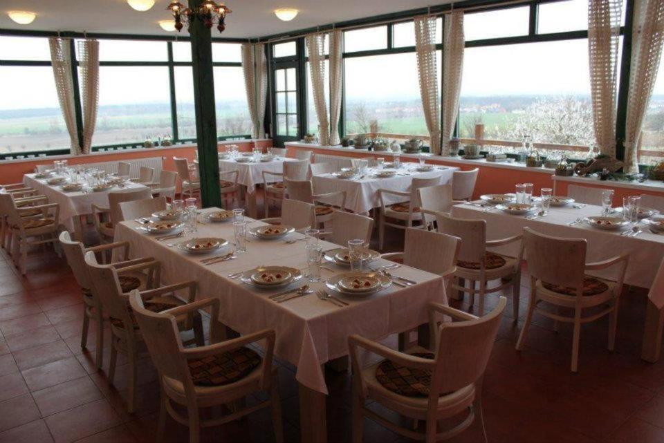 Hotel Vinohrad Milotice Экстерьер фото